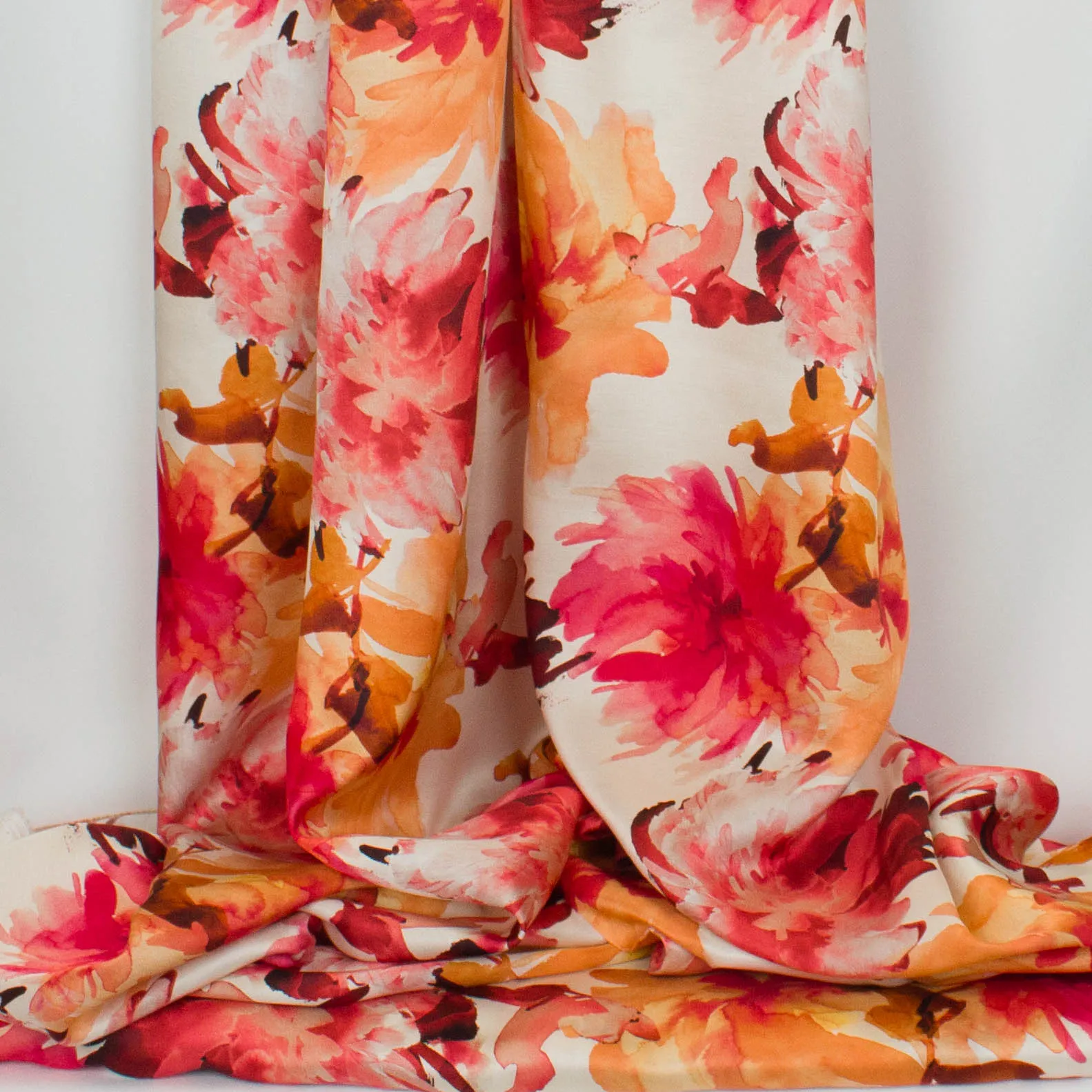 Italiaanse zijde satijn gebroken wit met rood en oranje bloemen aquarel - Alta Moda - Lorré